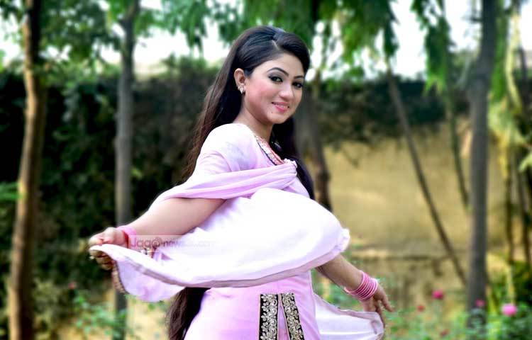 যেনো বৈশাখী বাতাসে উড়ছেন আঁচল। ছবি : মাহবুব আলম।