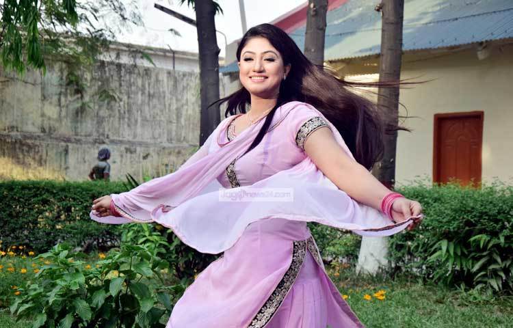 সবুজ প্রকৃতির কাছে এলে আঁচল নিমেষেই উচ্ছ্বল, চঞ্চলা বালিকা হয়ে যান। ছবি : মাহবুব আলম।