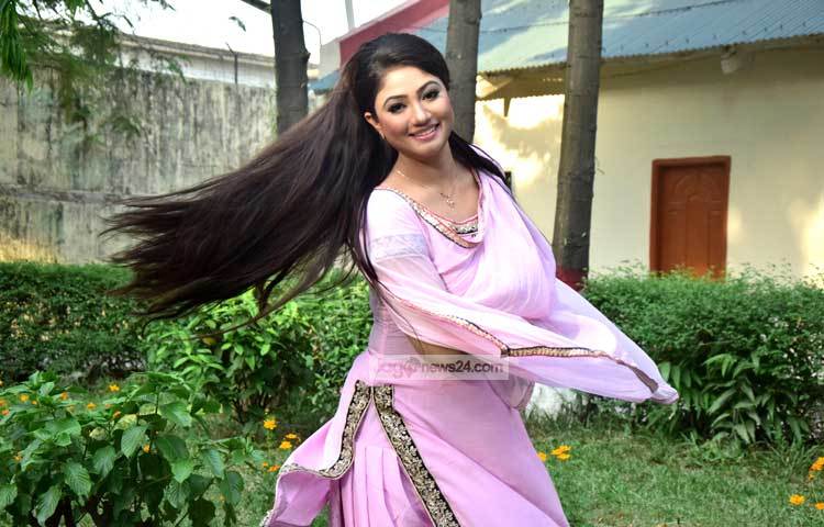 সারা জীবন চলচ্চিত্রের রূপালী জগতের বাসিন্দা হয়ে থাকবেন-এটাই আঁচলের প্রত্যাশা। ছবি : মাহবুব আলম।