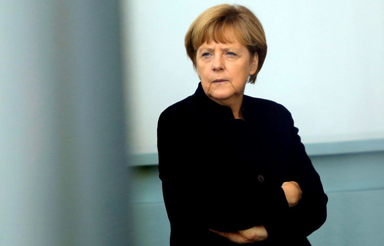 অ্যাঞ্জেলা মার্কেল : বিশ্বের সবচেয়ে প্রভাবশালী নারী জার্মানির চ্যান্সেলর অ্যাঞ্জেলা মার্কেল। ইউরোপীয় কাউন্সিলের প্রেসিডেন্ট ও জি-৮ সম্মেলনের চেয়ারম্যানের দায়িত্বও পালন করেছেন এই জার্মান রাষ্ট্রপ্রধান। মার্গারেট থ্যাচারের পর তিনিই দ্বিতীয় ব্যক্তি হিসেবে এই সুযোগ পান।