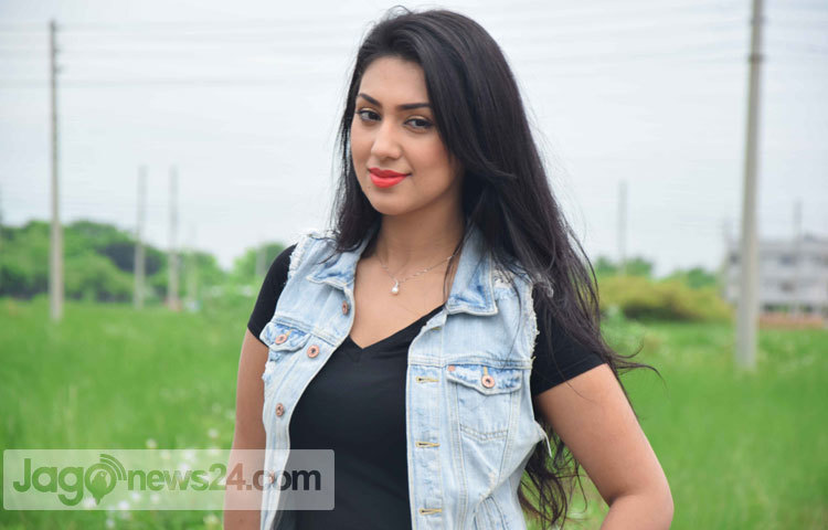 বর্তমান সময়ের তুমুল দর্শকপ্রিয় চিত্রনায়িকা অপু বিশ্বাস। নজর কাড়া অভিনয় শৈলী দিয়ে তিনি এদেশের অগনন চলচ্চিত্রপ্রেমীদের হৃদয়ে ঠাঁই করে নিয়েছেন। অভিনয়ে নতুনত্ব এনে প্রতিনিয়ত তিনি নিজেকে ভেঙ্গ গড়ে সাজাচ্ছেন। ছবি : মাহবুব আলম