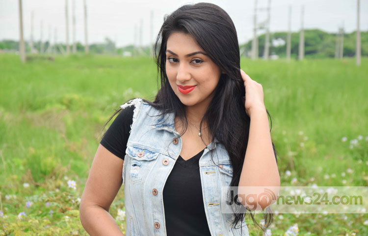 অপু বিশ্বাস ২০০৪ সালে আমজাদ হোসেনের &lsquo;কাল সকালে&rsquo; ছবির মাধ্যমে চলচ্চিত্রে পদার্পণ করেন। এরপর এফআই মানিক পরিচালিত &lsquo;কোটি টাকার কাবিন&rsquo; ছবিতে প্রধান নায়িকা হয়ে অভিনয় করেন। ছবিটি ব্যবসা সফল হওয়ায় অপু বিশ্বাস রাতারাতি তারকা বনে যান। ছবি : মাহবুব আলম