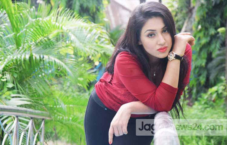 বর্তমান সময়ের তুমুল দর্শকপ্রিয় চিত্রনায়িকা অপু বিশ্বাস। নজর কাড়া অভিনয় শৈলী দিয়ে তিনি এদেশের অগনন চলচ্চিত্রপ্রেমীদের হৃদয়ে ঠাঁই করে নিয়েছেন। অভিনয়ে নতুনত্ব এনে প্রতিনিয়ত তিনি নিজেকে ভেঙ্গ গড়ে সাজাচ্ছেন। ছবি : মাহবুব আলম