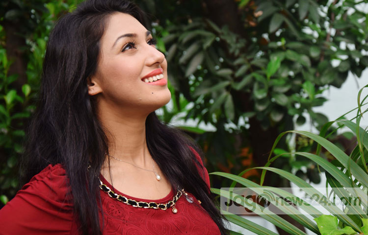 অপু বিশ্বাস ২০০৪ সালে আমজাদ হোসেনের &lsquo;কাল সকালে&rsquo; ছবির মাধ্যমে চলচ্চিত্রে পদার্পণ করেন। এরপর এফআই মানিক পরিচালিত &lsquo;কোটি টাকার কাবিন&rsquo; ছবিতে প্রধান নায়িকা হয়ে অভিনয় করেন। ছবিটি ব্যবসা সফল হওয়ায় অপু বিশ্বাস রাতারাতি তারকা বনে যান। ছবি : মাহবুব আলম