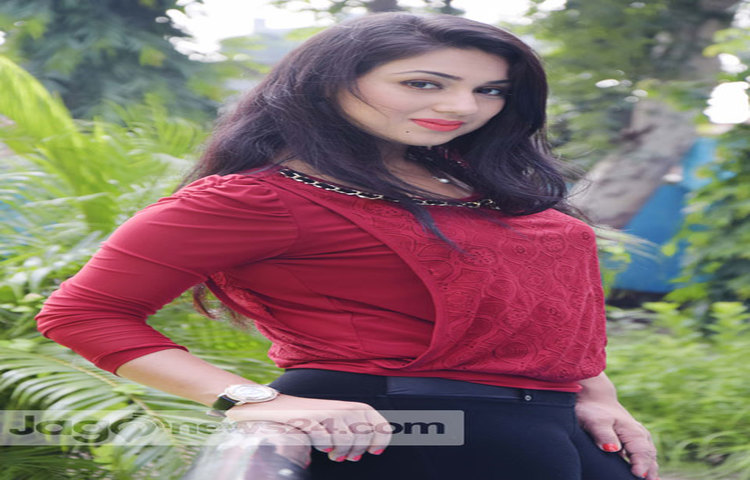 রূপালী পর্দা মাতানো নায়িকা অপু বিশ্বাসের &lsquo;পিতার আসন&rsquo;, &lsquo;চাচ্চু&rsquo;, &lsquo;দাদি মা&rsquo;, &lsquo;মিয়া বাড়ির চাকর&rsquo;, &lsquo;জন্ম তোমার জন্য&rsquo;, &lsquo;মায়ের হাতে বেহেশতের চাবি&rsquo; প্রভৃতি ছবিও দারুণ ব্যবসা সফল হয়। এরই মধ্যে তিনি