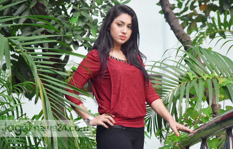 বর্তমান সময়ের তুমুল দর্শকপ্রিয় চিত্রনায়িকা অপু বিশ্বাস। নজর কাড়া অভিনয় শৈলী দিয়ে তিনি এদেশের অগনন চলচ্চিত্রপ্রেমীদের হৃদয়ে ঠাঁই করে নিয়েছেন। অভিনয়ে নতুনত্ব এনে প্রতিনিয়ত তিনি নিজেকে ভেঙ্গ গড়ে সাজাচ্ছেন। ছবি : মাহবুব আলম