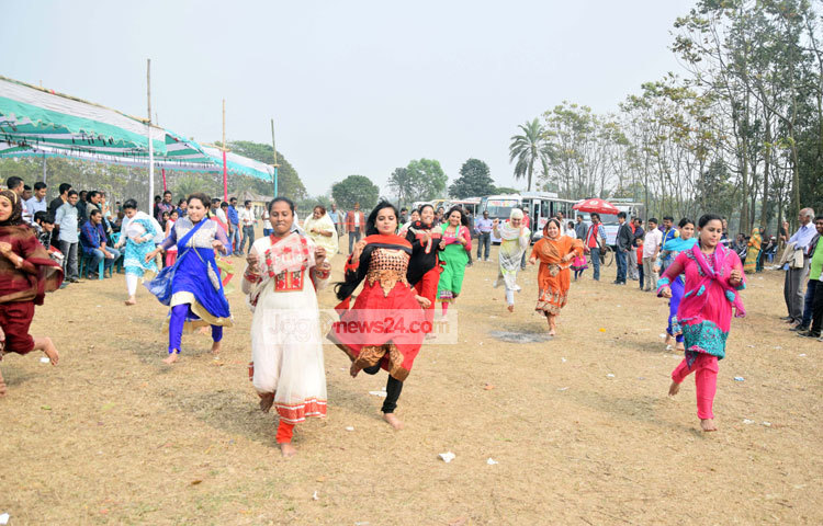 বনভোজনের ফাঁকে ছিলো সাংস্কৃতিক ও ক্রীড়া প্রতিযোগিতা। ছবি : মাহবুব আলম