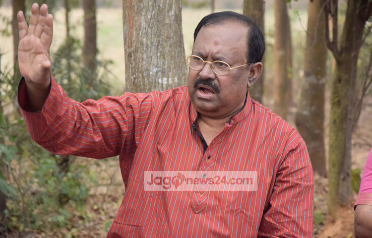 বনভোজনে এসেও নির্দেশনার ভঙ্গিতে কথা বলছেন খ্যাতিমান নির্মাতা কাজী হায়ৎ। ছবি : মাহবুব আলম