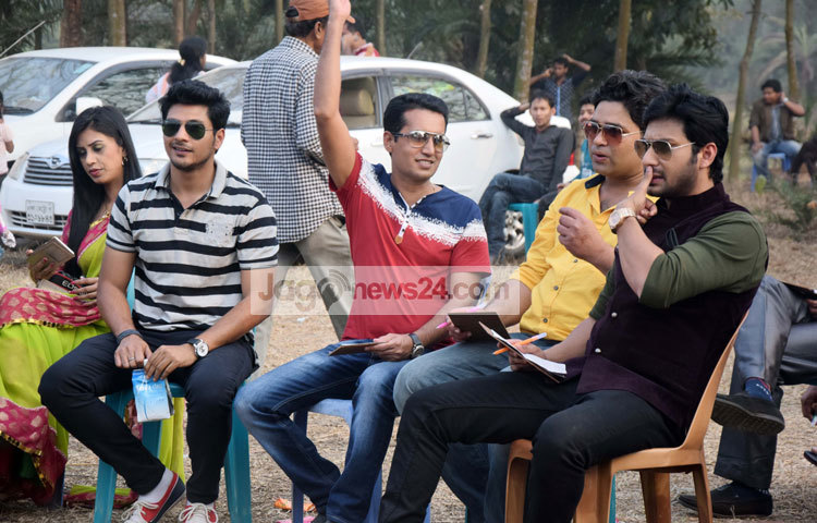 চলচ্চিত্রের সহকারী পরিচালক সমিতির বনভোজন আনন্দে মেতেছে পরিচালক ও অভিনেতা-অভিনেত্রীরা। শুক্রবার (১২ ফ্রেব্রুয়ারি) গাজীপুরের সফিপুরে এ বনভোজন অনুষ্ঠিত হয়েছে। ছবি : মাহবুব আলম