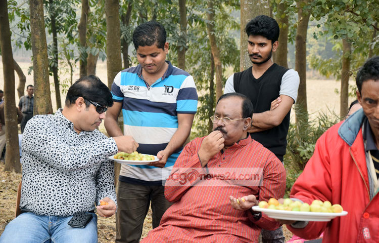 চলচ্চিত্রের সহকারী পরিচালক সমিতির বনভোজনে আনন্দে মেতেছে পরিচালক ও অভিনেতা-অভিনেত্রীরা। শুক্রবার (১২ ফ্রেব্রুয়ারি) গাজীপুরের সফিপুরে এ বনভোজন অনুষ্ঠিত হয়েছে। ছবি : মাহবুব আলম