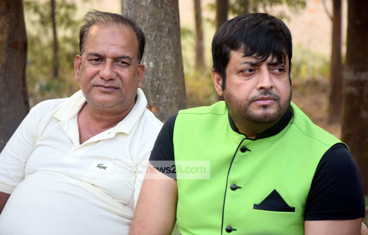 আপন মনে ওমর সানি। ছবি : মাহবুব আলম