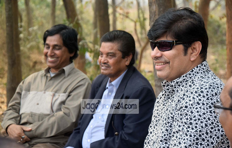 চলচ্চিত্রের সহকারী পরিচালক সমিতির বনভোজনে আনন্দে মেতেছে পরিচালক ও অভিনেতা-অভিনেত্রীরা। শুক্রবার (১২ ফ্রেব্রুয়ারি) গাজীপুরের সফিপুরে এ বনভোজন অনুষ্ঠিত হয়েছে। ছবি : মাহবুব আলম