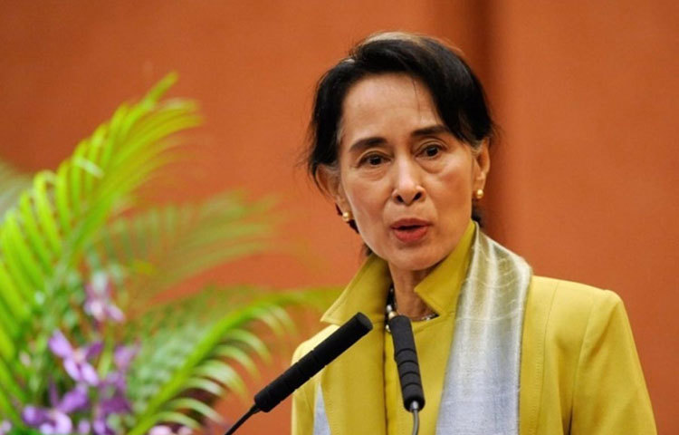 অং সান সুচি : মিয়ানমারের গণতন্ত্র ও মানবাধিকারের মানসকন্যা বলে খ্যাত অং সান সুচি। তিনিই একমাত্র নারী যিনি দুদশকের বেশি সময় ধরে অহিংস আন্দোলন চালিয়ে যাচ্ছেন। গণতন্ত্রের জন্য সবচেয়ে ভুক্তভোগী ও ২০ বছর পরিবার থেকে বিচ্ছিন্ন। গত ১৫ বছর ধরে তিনি গৃহবন্দি।