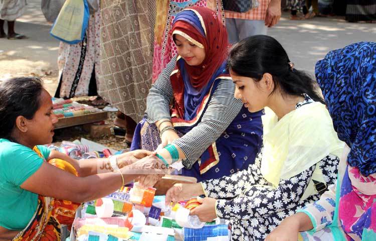 মানানসই পোশাকের সঙ্গে নিজেকে সাজাতে চাই রঙ বাহারি রেশমি চুড়ি। সম্প্রতি ঢাকা বিশ্ববিদ্যালয় এলাকা থেকে এ দৃশ্য ক্যামেরাবন্ধি করেছেন বিপ্লব দিক্ষিৎ।