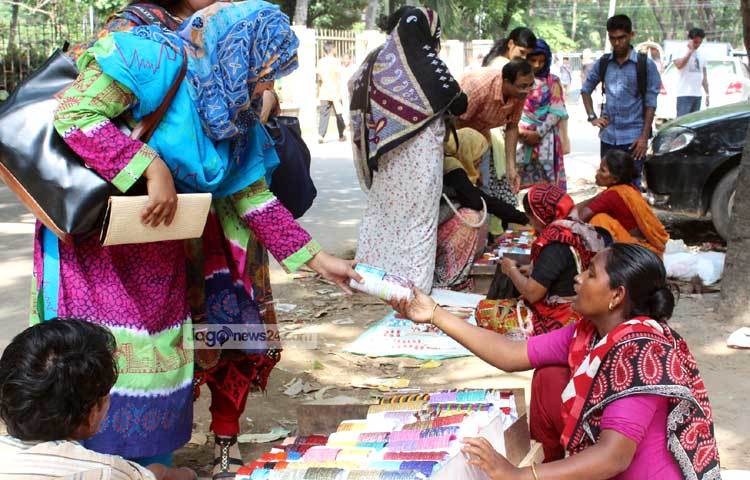 ঢাকা বিশ্ববিদ্যালয়ের টিএসসি, চারুকলা, দোয়েল চত্বর, শাহবাগ, ইডেনসহ বিভিন্ন কলেজের সামনে, চলার পথে&nbsp; চোখে পড়ে এসব চুড়ির দোকান। ছবি : বিপ্লব দিক্ষিৎ।
