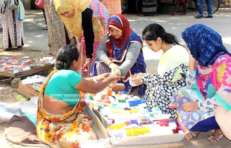 এসব চুড়ির দোকানের বিক্রেতা অধিকাংশই নারী। ছবি : বিপ্লব দিক্ষিৎ।