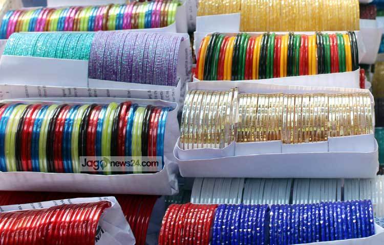 বিভিন্ন শপিং মলের চেয়ে অনেক কম দামে ফুটপাতের এসব দোকান থেকে চুড়ি কেনা যায়। ছবি : বিপ্লব দিক্ষিৎ।