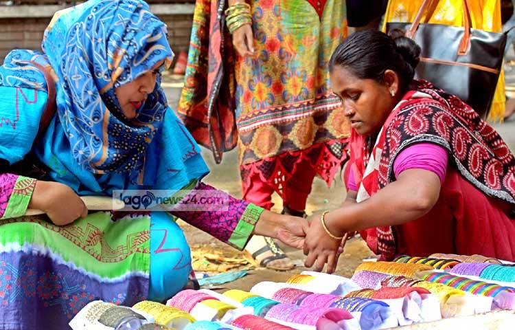 প্রচলিত রয়েছে, কাচের চুড়ির জন্য এক সময় ঢাকার খ্যাতি ছিল। অনেক গান ও কবিতায়ও এ কথার বর্ণনা&nbsp; রয়েছে। ছবি : বিপ্লব দিক্ষিৎ।