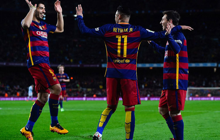 বিরতি থেকে ফিরে রীতিমত ভয়ংকর রূপ ধারণ করে বার্সা। খেলা শুরুর প্রথম মিনিটে গোলরক্ষককে একা পেয়ে আবারও ব্যর্থ হন নেইমার। এরপর ম্যাচের ৫৯ মিনিটে মেসির চিপ করে বাড়ানো বল ডি বক্সে পেয়ে গোল করে দলকে এগিয়ে দেন সুয়ারেস। এরপর ৭৫তম মিনিটে নেইমারের কাছ থেকে বল পেয়ে নিজের দ্বিতীয় গোল করেন সুয়াজেস।ছবি : ডেইলি মেইল