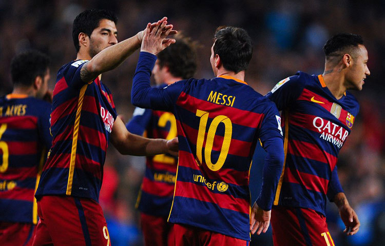 বিরতি থেকে ফিরে রীতিমত ভয়ংকর রূপ ধারণ করে বার্সা। খেলা শুরুর প্রথম মিনিটে গোলরক্ষককে একা পেয়ে আবারও ব্যর্থ হন নেইমার। এরপর ম্যাচের ৫৯ মিনিটে মেসির চিপ করে বাড়ানো বল ডি বক্সে পেয়ে গোল করে দলকে এগিয়ে দেন সুয়ারেস। এরপর ৭৫তম মিনিটে নেইমারের কাছ থেকে বল পেয়ে নিজের দ্বিতীয় গোল করেন সুয়াজেস।ছবি : ডেইলি মেইল