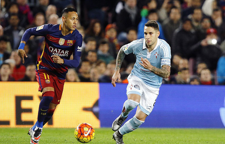 বিরতি থেকে ফিরে রীতিমত ভয়ংকর রূপ ধারণ করে বার্সা। খেলা শুরুর প্রথম মিনিটে গোলরক্ষককে একা পেয়ে আবারও ব্যর্থ হন নেইমার। এরপর ম্যাচের ৫৯ মিনিটে মেসির চিপ করে বাড়ানো বল ডি বক্সে পেয়ে গোল করে দলকে এগিয়ে দেন সুয়ারেস। এরপর ৭৫তম মিনিটে নেইমারের কাছ থেকে বল পেয়ে নিজের দ্বিতীয় গোল করেন সুয়াজেস।ছবি : ডেইলি মেইল