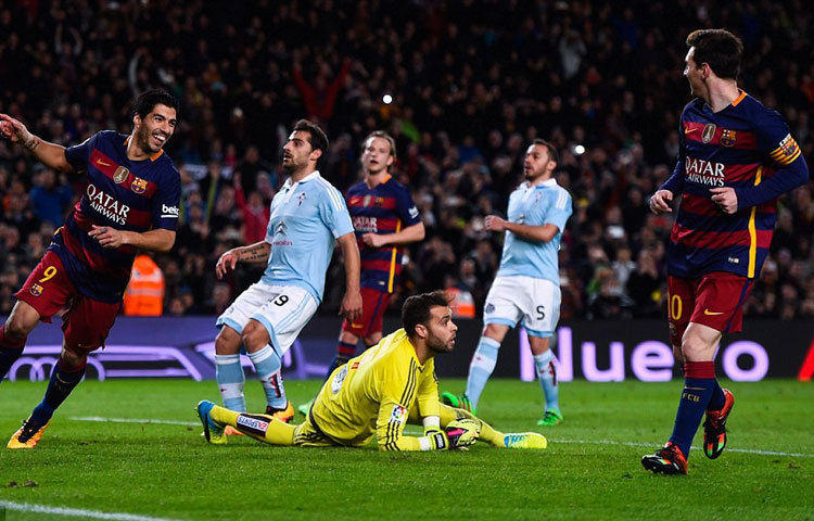 লুইস সুয়ারেজের হ্যাটট্রিকের সাথে মেসি-নেইমার-রাকিতিচের গোলে রীতিমত গোল উৎসব করেছে বার্সা। নিজেদের মাঠে সেল্টা ভিগোকে ৬-১ গোলের বড় ব্যবধানে হারিয়ে লিগে প্রথম পর্বে হারের মধুর প্রতিশোধ নিলো এনরিকের শিষ্যরা। গত সেপ্টেম্বরে সেল্টার কাছে প্রথম পর্বের ম্যাচটি ৪-১ গোলে হেরেছিল মেসি-নেইমাররা। ছবি : ডেইলি মেইল