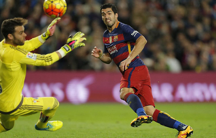 লুইস সুয়ারেজের হ্যাটট্রিকের সাথে মেসি-নেইমার-রাকিতিচের গোলে রীতিমত গোল উৎসব করেছে বার্সা। নিজেদের মাঠে সেল্টা ভিগোকে ৬-১ গোলের বড় ব্যবধানে হারিয়ে লিগে প্রথম পর্বে হারের মধুর প্রতিশোধ নিলো এনরিকের শিষ্যরা। গত সেপ্টেম্বরে সেল্টার কাছে প্রথম পর্বের ম্যাচটি ৪-১ গোলে হেরেছিল মেসি-নেইমাররা। ছবি : ডেইলি মেইল