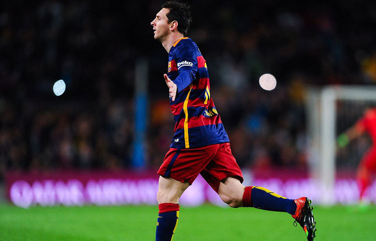 লুইস সুয়ারেজের হ্যাটট্রিকের সাথে মেসি-নেইমার-রাকিতিচের গোলে রীতিমত গোল উৎসব করেছে বার্সা। নিজেদের মাঠে সেল্টা ভিগোকে ৬-১ গোলের বড় ব্যবধানে হারিয়ে লিগে প্রথম পর্বে হারের মধুর প্রতিশোধ নিলো এনরিকের শিষ্যরা। গত সেপ্টেম্বরে সেল্টার কাছে প্রথম পর্বের ম্যাচটি ৪-১ গোলে হেরেছিল মেসি-নেইমাররা। ছবি : ডেইলি মেইল