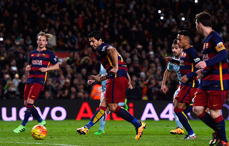 লুইস সুয়ারেজের হ্যাটট্রিকের সাথে মেসি-নেইমার-রাকিতিচের গোলে রীতিমত গোল উৎসব করেছে বার্সা। নিজেদের মাঠে সেল্টা ভিগোকে ৬-১ গোলের বড় ব্যবধানে হারিয়ে লিগে প্রথম পর্বে হারের মধুর প্রতিশোধ নিলো এনরিকের শিষ্যরা। গত সেপ্টেম্বরে সেল্টার কাছে প্রথম পর্বের ম্যাচটি ৪-১ গোলে হেরেছিল মেসি-নেইমাররা। ছবি : ডেইলি মেইল