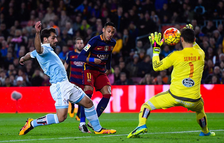 লুইস সুয়ারেজের হ্যাটট্রিকের সাথে মেসি-নেইমার-রাকিতিচের গোলে রীতিমত গোল উৎসব করেছে বার্সা। নিজেদের মাঠে সেল্টা ভিগোকে ৬-১ গোলের বড় ব্যবধানে হারিয়ে লিগে প্রথম পর্বে হারের মধুর প্রতিশোধ নিলো এনরিকের শিষ্যরা।ছবি : ডেইলি মেইল