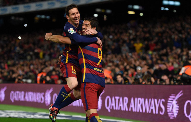 বিরতি থেকে ফিরে রীতিমত ভয়ংকর রূপ ধারণ করে বার্সা। খেলা শুরুর প্রথম মিনিটে গোলরক্ষককে একা পেয়ে আবারও ব্যর্থ হন নেইমার। এরপর ম্যাচের ৫৯ মিনিটে মেসির চিপ করে বাড়ানো বল ডি বক্সে পেয়ে গোল করে দলকে এগিয়ে দেন সুয়ারেস। এরপর ৭৫তম মিনিটে নেইমারের কাছ থেকে বল পেয়ে নিজের দ্বিতীয় গোল করেন সুয়াজেস।ছবি : ডেইলি মেইল