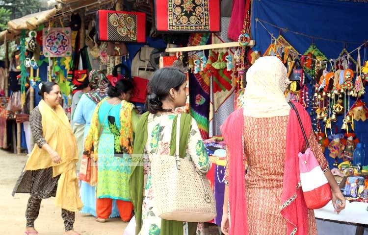 দশদিনব্যাপী আয়োজিত এ মেলা আগামী শনিবার শেষ হবে। ছবি : বিপ্লব দিক্ষিৎ।