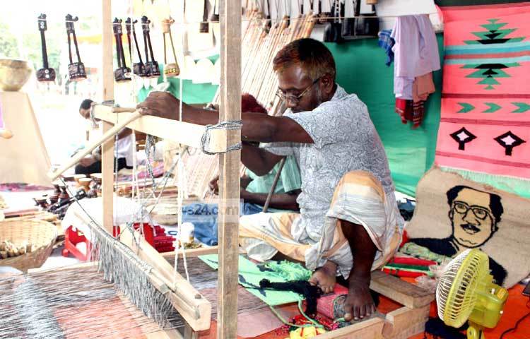 মেলায় তাঁত শিল্পের প্রদর্শনী চলছে। ছবি : বিপ্লব দিক্ষিৎ।