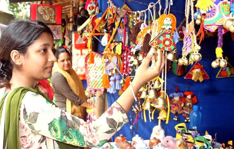 বিসিকের বৈশাখী মেলায় উৎসুক ক্রেতারা তাদের পছন্দের জিনিস সংগ্রহ করতে ব্যস্ত। ছবি : বিপ্লব দিক্ষিৎ।