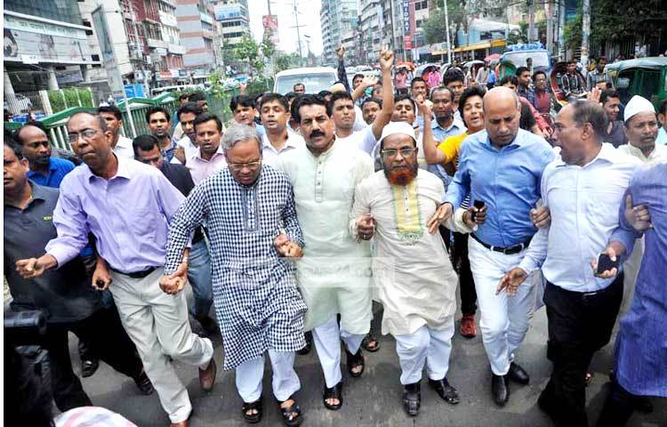 বিএনপির চেয়ারপার্সন বেগম খালেদা জিয়াকে গ্রেফতারি পরোয়ানার প্রতিবাদে মিছিল বের করে ঢাকা মহানগর বিএনপি। ছবি : বিপ্লব দিক্ষিৎ।