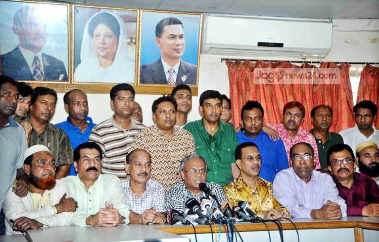 বিএনপির চেয়ারপার্সন বেগম খালেদা জিয়াকে গ্রেফতারি পরোয়ানার প্রতিবাদে সংবাদ সম্মেলন করে বিএনপি। ছবি : বিপ্লব দিক্ষিৎ।