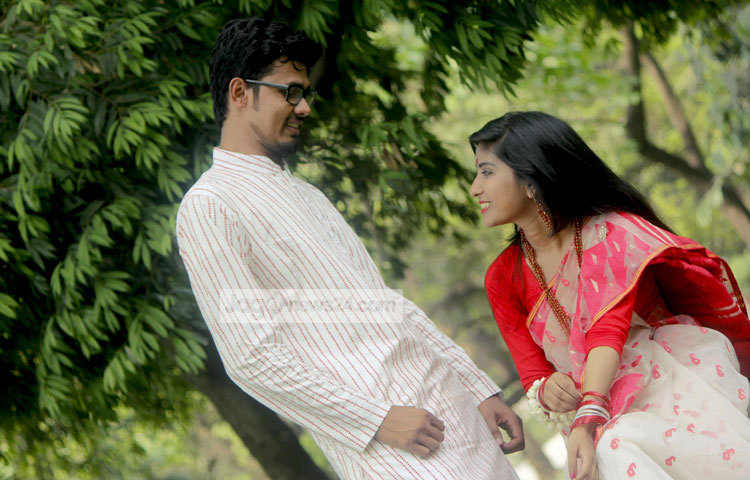 &lsquo;কী কথা তাহার সনে&rsquo;-বৈশাখী আমেজে হারিয়েছেন দুজন। ছবি : মাহবুব আলম।