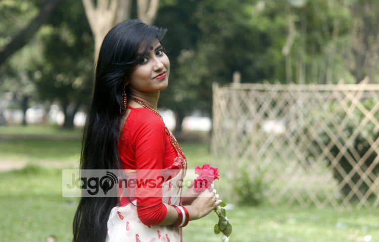 পহেলা বৈশাখে প্রিয়জনের জন্য উপহার হিসেবে গোলাপ অপরিহার্য। ছবি : মাহবুব আলম।