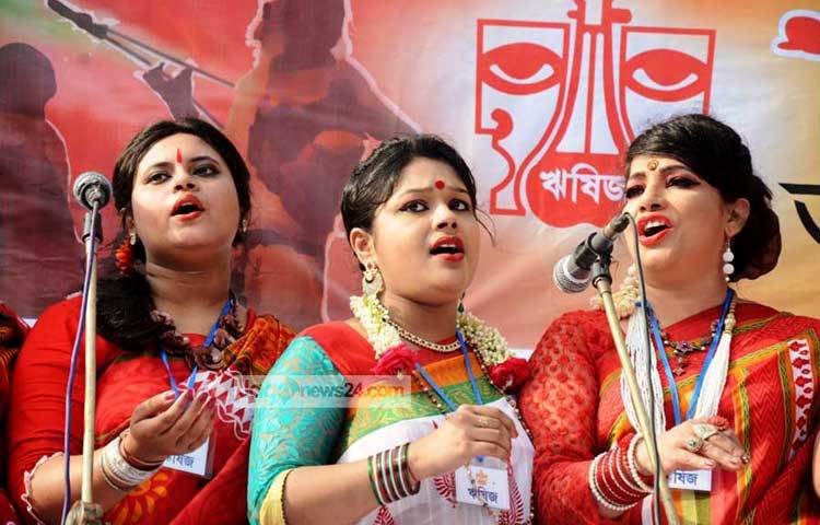 সংগীত পরিবেশন করছেন ঋষিজ শিল্পী গোষ্ঠীর শিল্পীরা। ছবি : বিপ্লব দিক্ষিৎ।