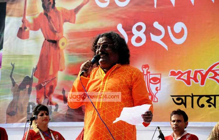 গানে গানে শ্রোতাদের মাতাচ্ছেন জনপ্রিয় সঙ্গীতশিল্পী ফকির আলমগীর। ছবি : বিপ্লব দিক্ষিৎ।