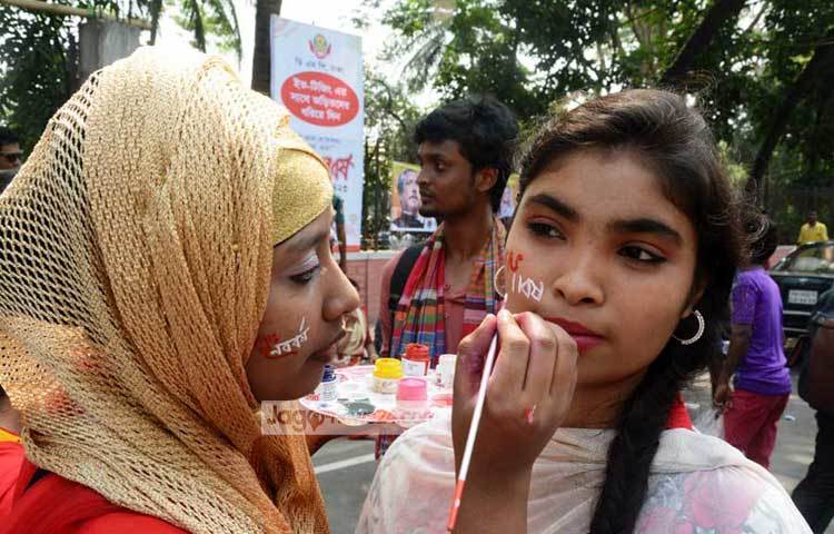 চলছে বৈশাখী আলপনা আঁকা-আঁকি। ছবি : বিপ্লব দিক্ষিৎ।