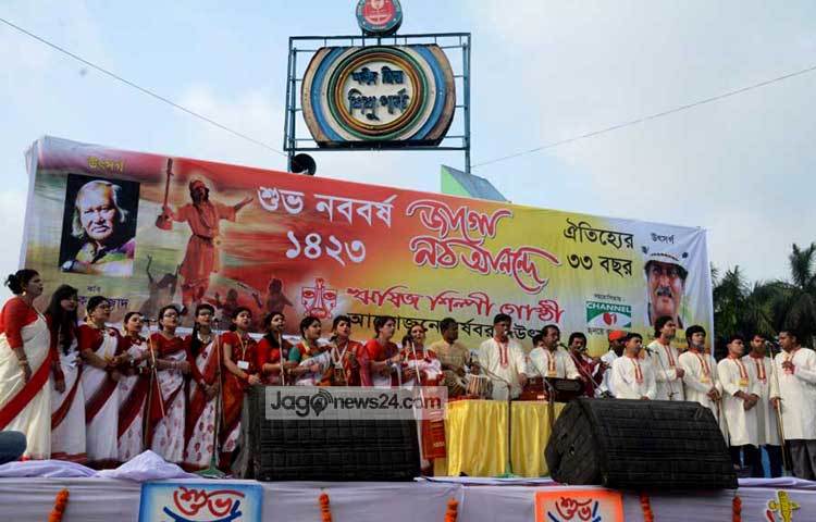 ঋষিজ শিল্পী গোষ্ঠীর বৈশাখী আয়োজন সদ্য প্রয়াত কবি রফিক আজাদ ও নির্মাতা খালিদ মাহমুদ মিঠুকে উৎসর্গ করা হয়। ছবি : বিপ্লব দিক্ষিৎ।