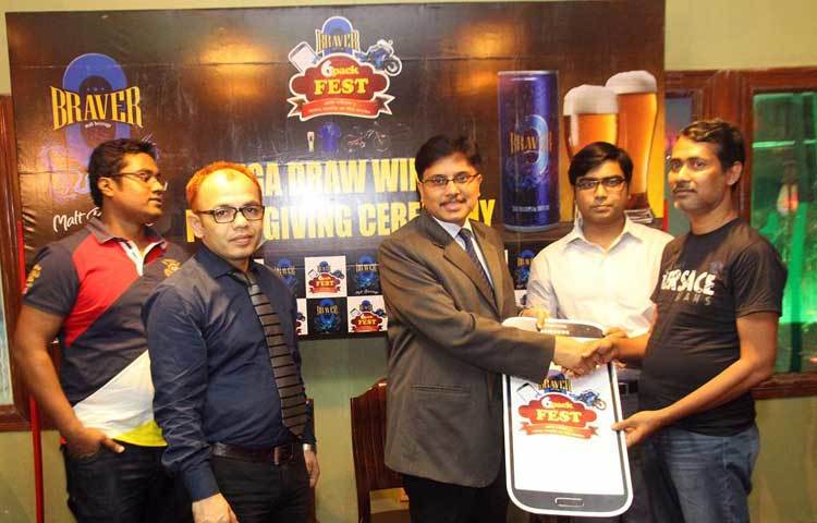 মঙ্গলবার (১৬ ফেব্রুয়ারি) সন্ধ্যায় রাজধানীর একটি অভিজাত হোটেলে বিজয়ীদের হাতে পুরস্কার তুলে দেন এগ্রিকালচারাল মার্কেটিং কোম্পানি লিমিটেডের চিফ অপারেটিং অফিসার এসকে ওয়ারেসুল হাবিব। এসময় উপস্থিত ছিলেন এগ্রিকালচারাল মার্কেটিং কোম্পানি লিমিটেডের হেড অব মার্কেটিং অরুণাংশু ঘোষ, প্রাণ আরএফএল গ্রুপের হেড অব ডিজিটাল মার্কেটিং আজিম হোসেন, জাগো নিউজের সহকারী বার্তা সম্পাদক আরিফুল ইসলাম আরমান।