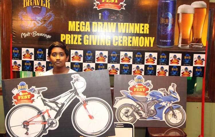 একটি অনুষ্ঠানের মাধ্যমে ৯ বিজয়ীদের মাাঝে মোটরসাইকেল, স্মার্টফোন ও বাইসাইকেল বিতরণ করা হয়।