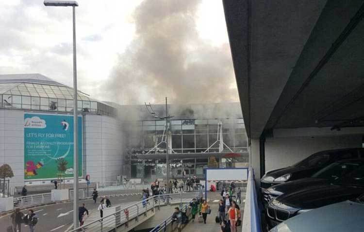 বিস্ফোরণের পর বিমানবন্দর টার্মিনালের একটি ভবন থেকে ধোঁয়া বের হতে দেখা যায়। বিমানবন্দরের বিস্ফোরণের মাত্র এক ঘণ্টা পরেই মালবেক মেট্রো স্টেশনে হামলা চালানো হয়েছে। ছবি : ডেইলি মেইল।