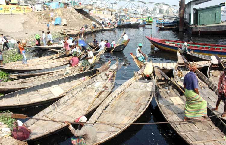 বুড়িগঙ্গা নদী দিন দিন দূষিত হয়ে গেলেও এই নদীকে ঘিরে এখনো অনেক মাঝির জীবনযাপন চলছে। আলোকচিত্রী : বিপ্লব দিক্ষিৎ।