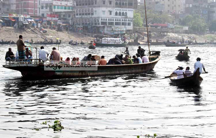 বুড়িগঙ্গার মাঝিরা এপারের সদরঘাটের যাত্রী নিয়ে প্রতিদিন ওপারের কেরানীগঞ্জে পৌঁছে দিচ্ছেন। আলোকচিত্রী : বিপ্লব দিক্ষিৎ।