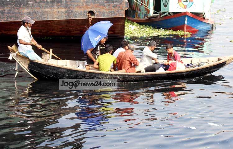 সকাল থেকে রাত পর্যন্ত চলে মাঝিদের নৌকা পারাপার। আলোকচিত্রী : বিপ্লব দিক্ষিৎ।