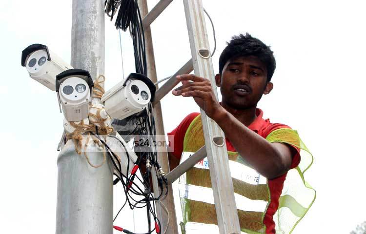 যে কোনো ধরনের অনাকাঙিক্ষত দুর্ঘটনা এড়াতে এবারের পহেলা বৈশাখে রাজধানীর উৎসব পালন এলাকা সম্পূর্ণ সিসি ক্যামেরার আওতায় আনা হচ্ছে। ছবি : বিপ্লব দিক্ষিৎ।