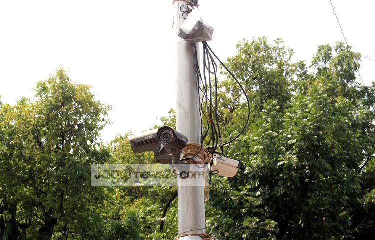 মঙ্গলবার (১২ মার্চ) সিসি ক্যামেরা স্থাপনের কাজ শুরু হয়েছে। ছবি : বিপ্লব দিক্ষিৎ।